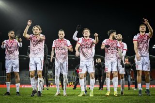 Les joueurs valaisans viennent saluer leur supporters apres leur victoire lors de la rencontre de football de Challenge League entre le FC Sion et le FC Schaffhouse ce vendredi 15 decembre 2023 au stade de Tourbillon a Sion. (KEYSTONE/Gabriel Monnet)